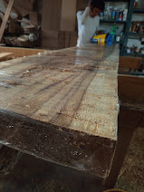 Tablón de madera en proceso de acabado