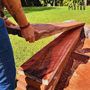 Tablones de madera recién cortados al sol