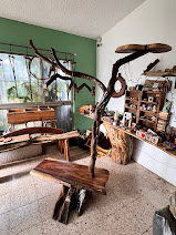 Vista del taller con esculturas de ramas