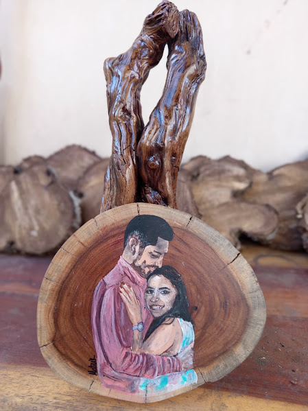 Retrato pintado sobre corte transversal de madera