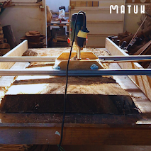 Router CNC trabajando sobre tablón