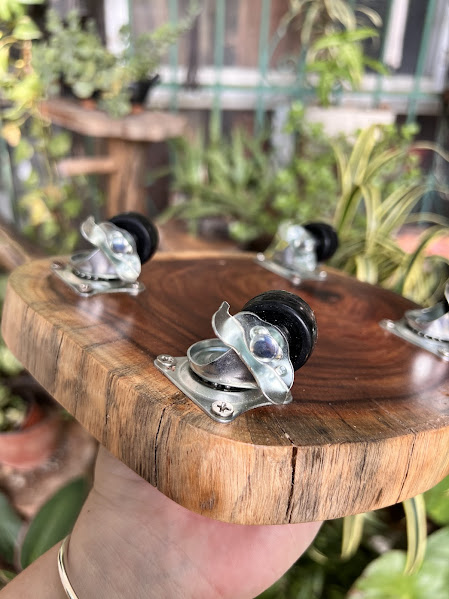 Mesa de madera maciza con acabado brillante