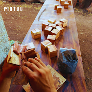 Cubos de madera en proceso de lijado