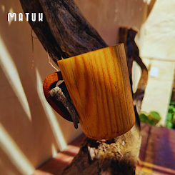 Taza de madera artesanal