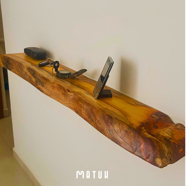 Repisa flotante de madera con borde vivo