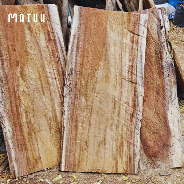 Tablones de madera cruda listos para trabajar